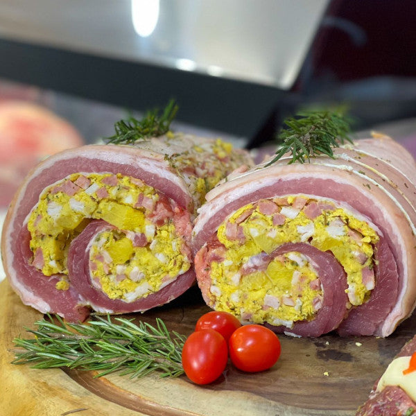 Panceta Suína Recheada farofa de abacaxi e bacon